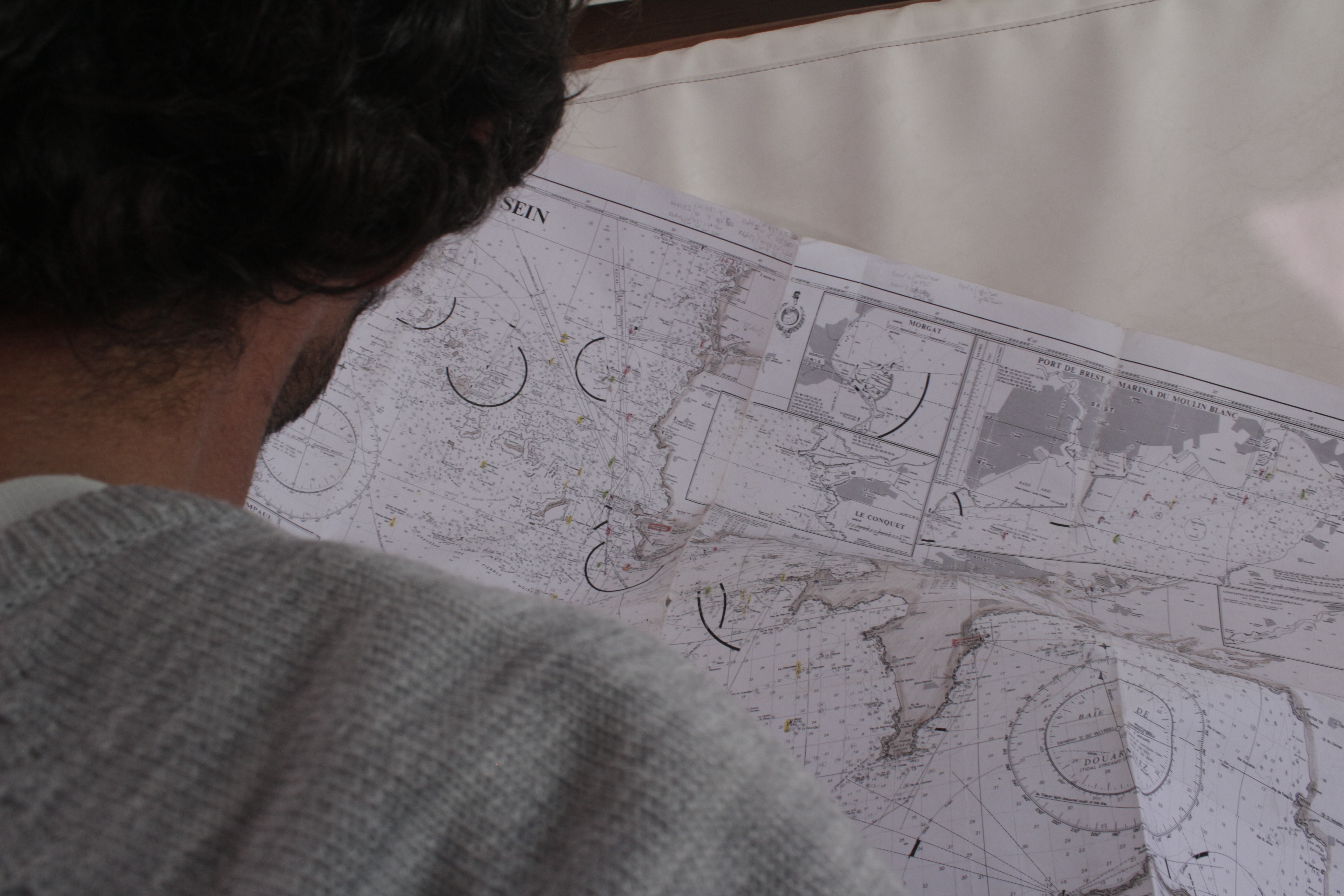 Dario en train d'étudier la carte du Raz de Sein